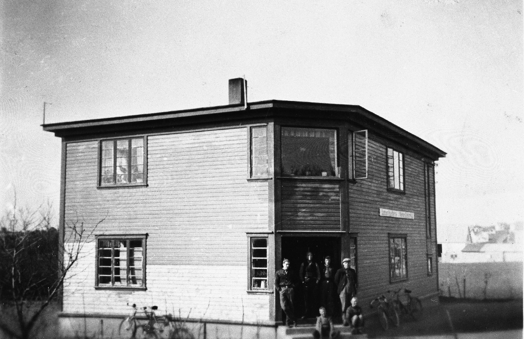 Jadarlandets Møbelfabrikkpå Reevegen (1/233). F.v. Kristoffer Orre (16.3.1921 - 17.10.2007), Leonard Lura (4.8.1906 - 16.11.1990), Jakop Ausdal og Leif Obrestad (20.1.1920 - 31.10.2000). Leonard Lura starta denne fabrikken men flytta seinare til Sandnes.