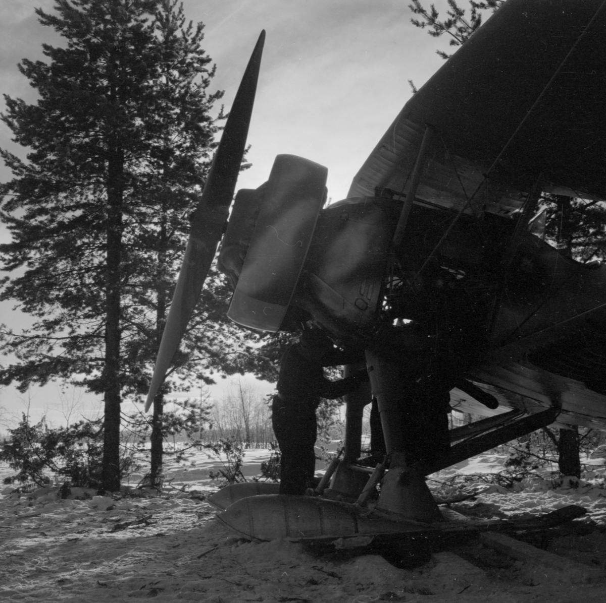 Underhållsarbete med flygplan Hawker Hart svart M tillhörande F 19, Svenska frivilligkåren i Finland. Flygtekniker i arbete vid motorn.