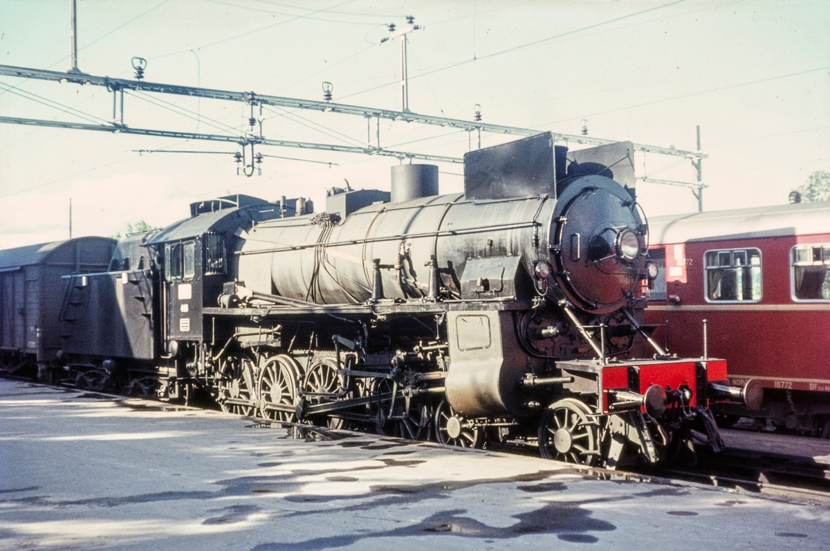 Persontog fra Gjøvik til Oslo Ø på Gjøvik stasjon. Toget trekkes av damplokomotiv type 31b nr, 448. Dette var et av de siste persontog trukket av damplokomotiv før Gjøvikbanen ble åpnet for elektrisk drift.