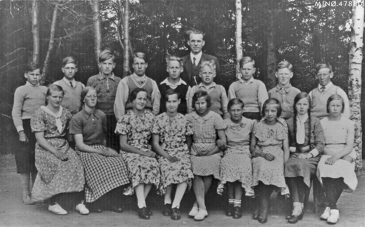 6. og 7. klasse ved Atna skole i 1936 - 1937.
