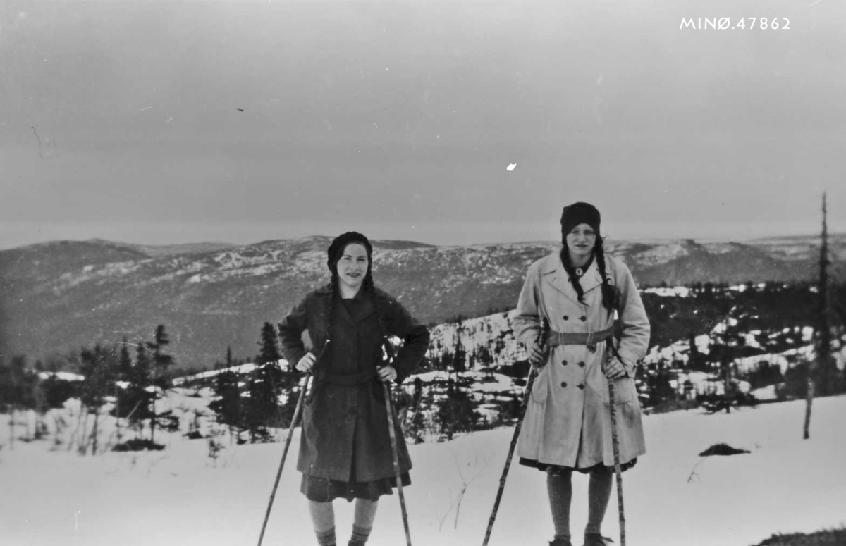Damer på ski. Fra v. : Goro Atneosen (Sletten), Tora Atneosen Solfeng (døde ung). 