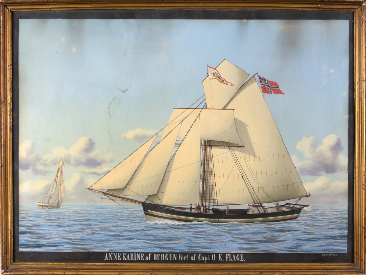Skipsportrett av jakt ANNE KARINE på åpent hav. Skipet sees også fra akter til venstre i motivet. Hun fører vimpel med skipets navn, og norsk flagg med unionsmerke. Fire mann på dekk.