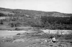 Fisker ovenfor Hunderfossen, mot nord-øst.