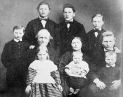 "Ildri og Jakob Messel Williamsen ca 1868. [...] *) Nils bak