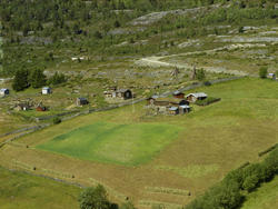 Sør-Fron, Fjellandskap med nybygget veg. Gamle små tømmerbyg