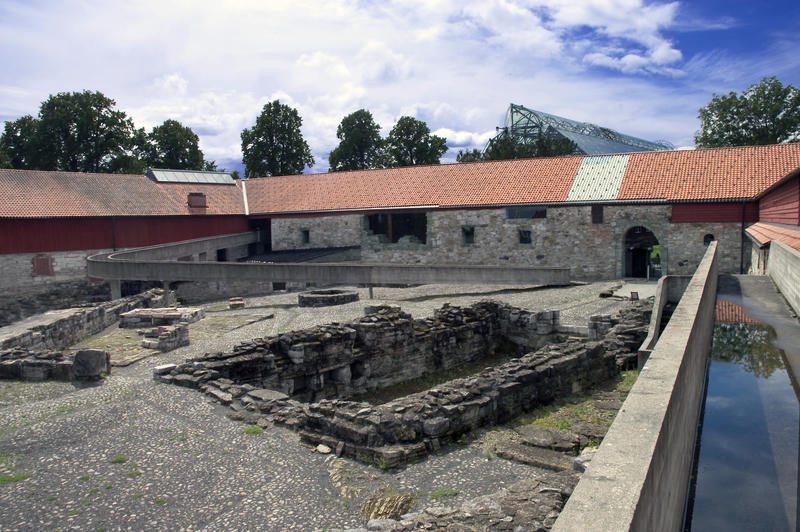 Middelalderborggården på Domkirkeodden omkranses av Storhamarlåven som Sverre Fehn har bygd om fra uthus til museum.