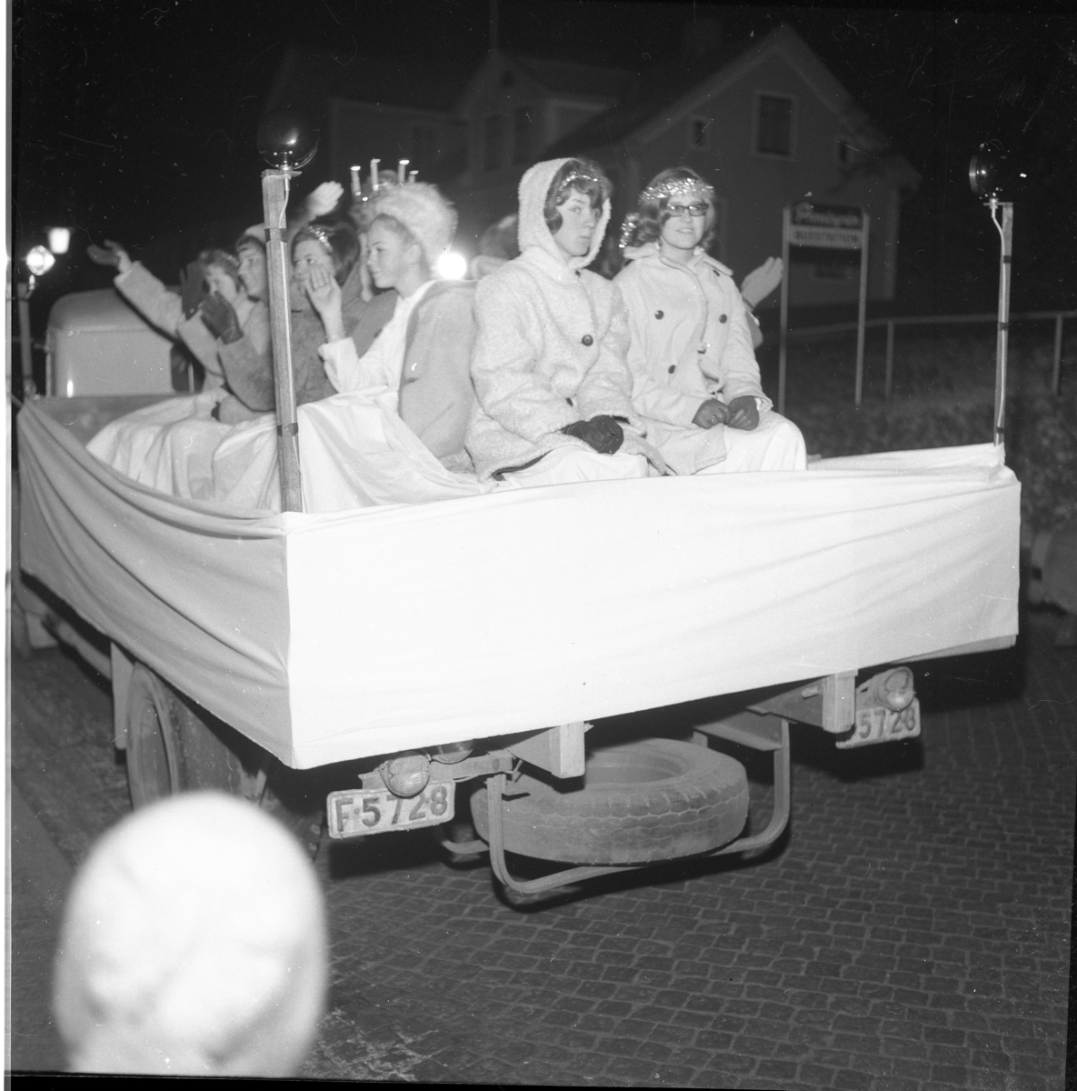 1963 års lucia med följe på P A Larssons lastbilsflak i Gränna. Från vänster: okänd Barbro Karlsson, Birgitta Johansson, Marita Wallmo, Anna-Beth Petri samt Monica Granbom.