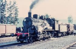 Godstog på Dokka stasjon. Toget trekkes av damplokomotiv typ