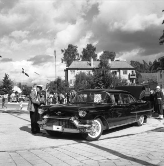 Kungabesök år 1962. Gustaf VI Adolf vid ankomsten till Karlsborg. Endast neg finns.