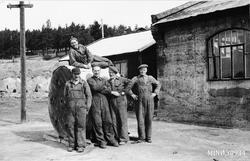 Arbeidskarer ved el. verksted.