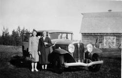 To kvinner foran bil. Mari Kroken f. Ryeng 1900, Ragnhild Le