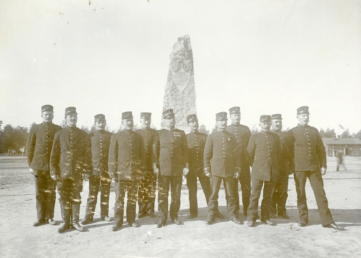 Grupporträtt av officerare från Hälsinge regemente I 14 vid vid minnessten på Mohed.