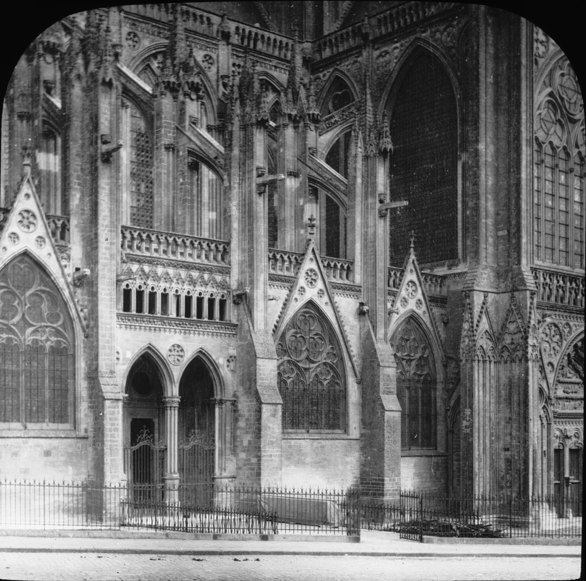 Skioptikonbild med motiv av katedralen i Bayeux, sett från Rue de Nesmond.
Bilden har förvarats i kartong märkt: Resan 1908. Bayeux 8. XI. Text på bild: "Cathedral".