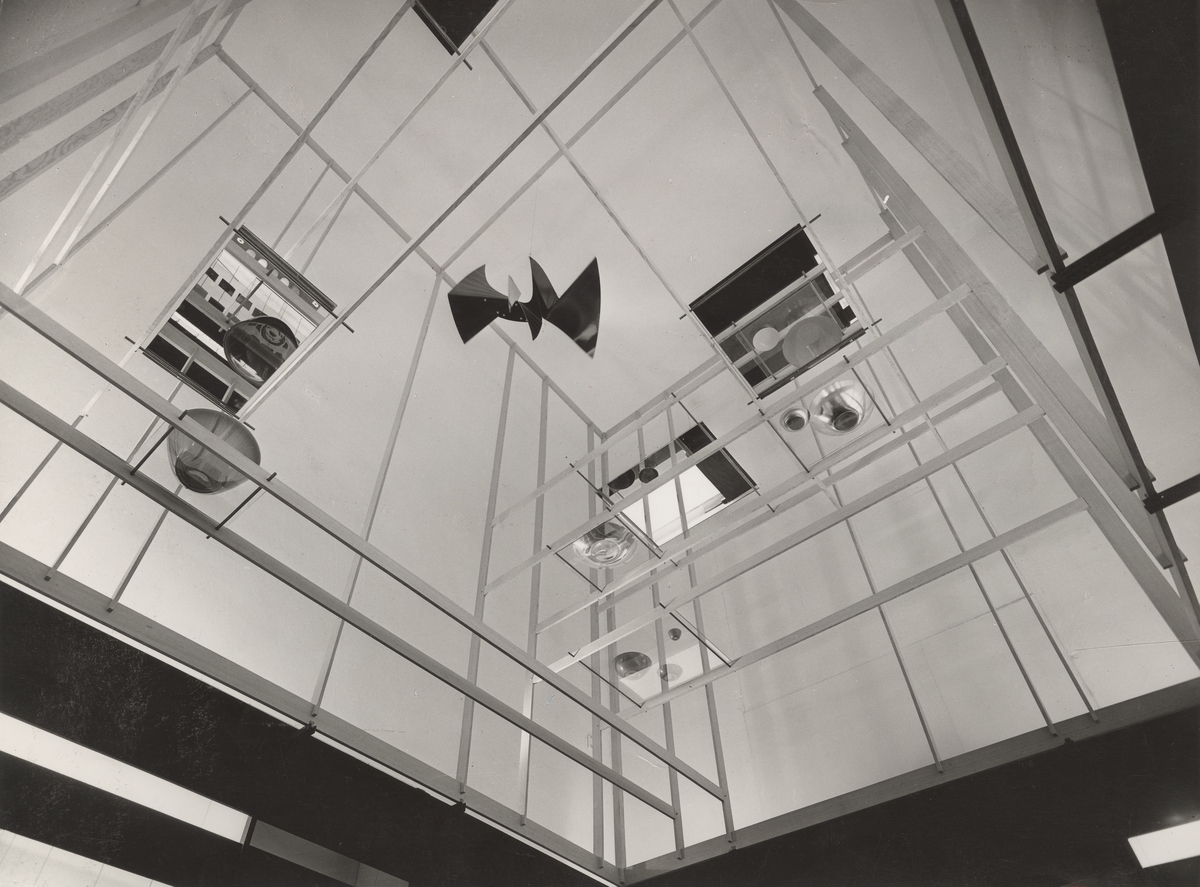 Utstillingsstand for emaljearbeider ved Triennalen i Milano [Fotografi]