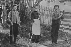 Klær, redskap (ljå/rive), hage,