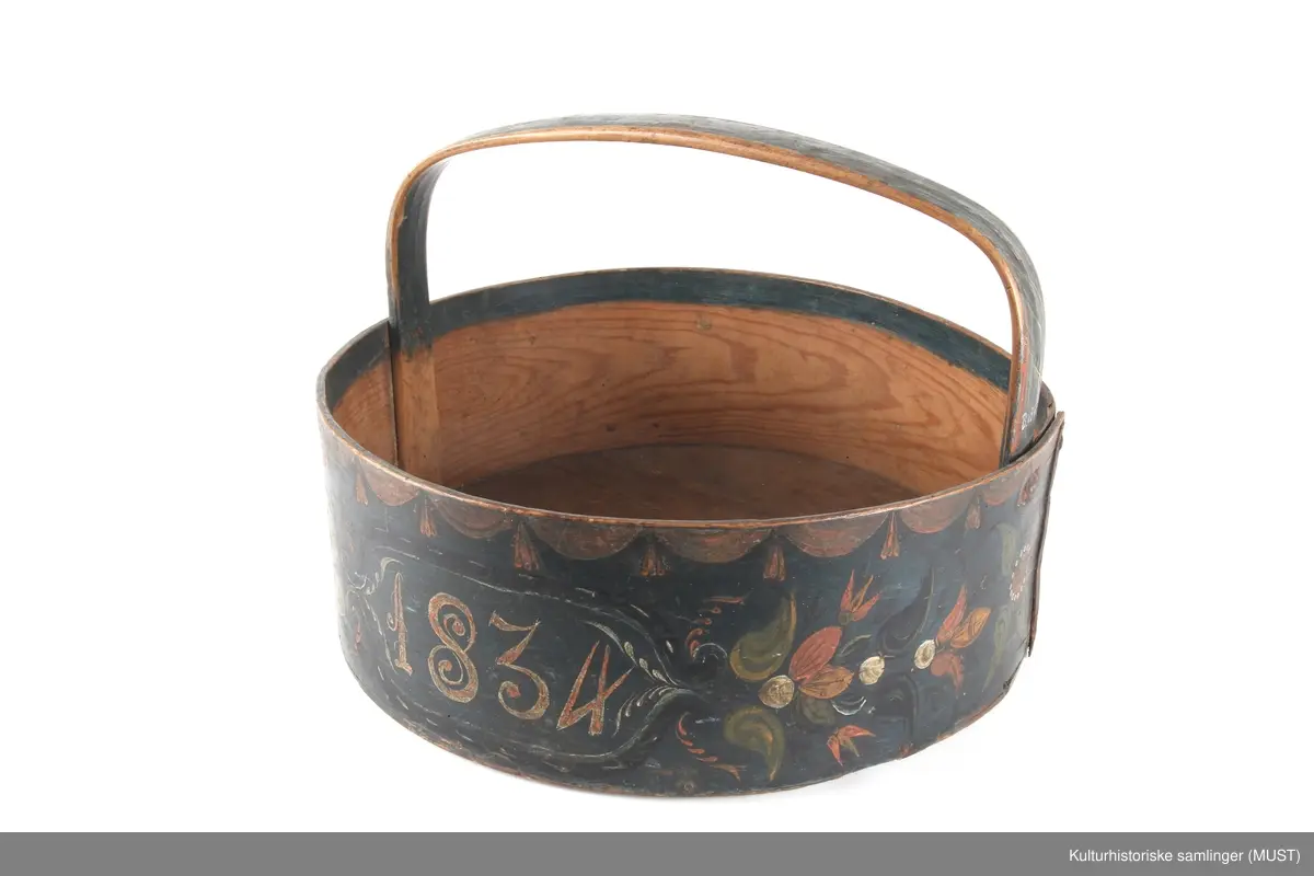 Lefsekorg av furustav med fast båndhank.  Hanken er festet med jernagler.