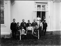 Hans Abraham Hansen avbildet med familie.