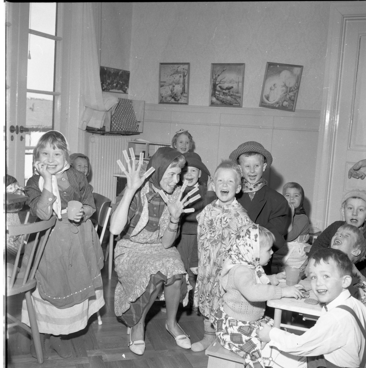 Lekskolan i Gränna 1963. Okända maskeradklädda barn, möjligen påsktid.