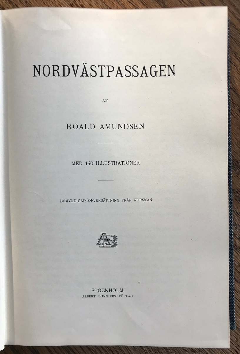 Bok. Amundsen, R: Nordvästpassagen. Stockholm 1908. Blått bind med sort dekor og gullskrift.