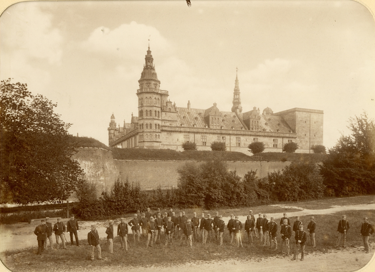 Grupporträtt av officerare från okänt artilleriregemente utanför Kronborgs slottsmurar, 1880-talet.
