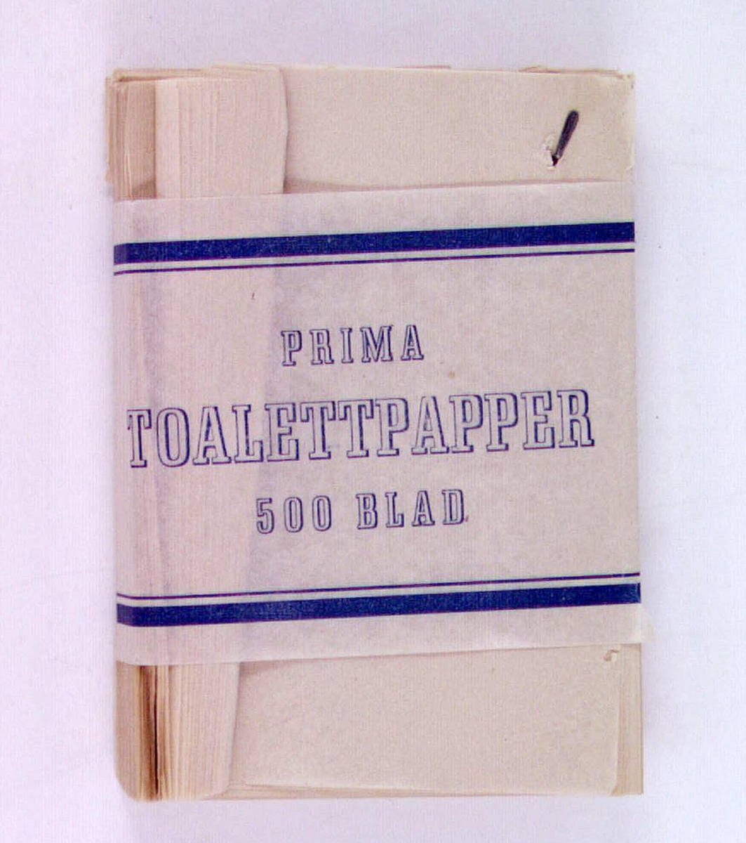 En bunt toalettpapper med text på maggördeln: "Prima toalettpapper 500 blad".