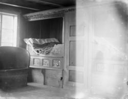 Rikard Berges fotoarkiv. Interiør, senger. Sønstebø, Bø, 190