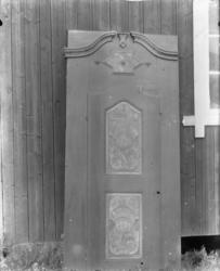 Rikard Berges fotoarkiv. Veggskap, skapdør, antagelig fra 18