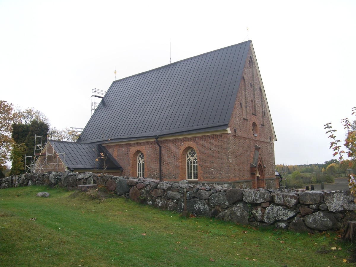 Arkeologisk utredning, Tuna kyrka, Tuna socken, Uppland 2017