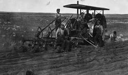 Pløying med tidlig modell av traktor