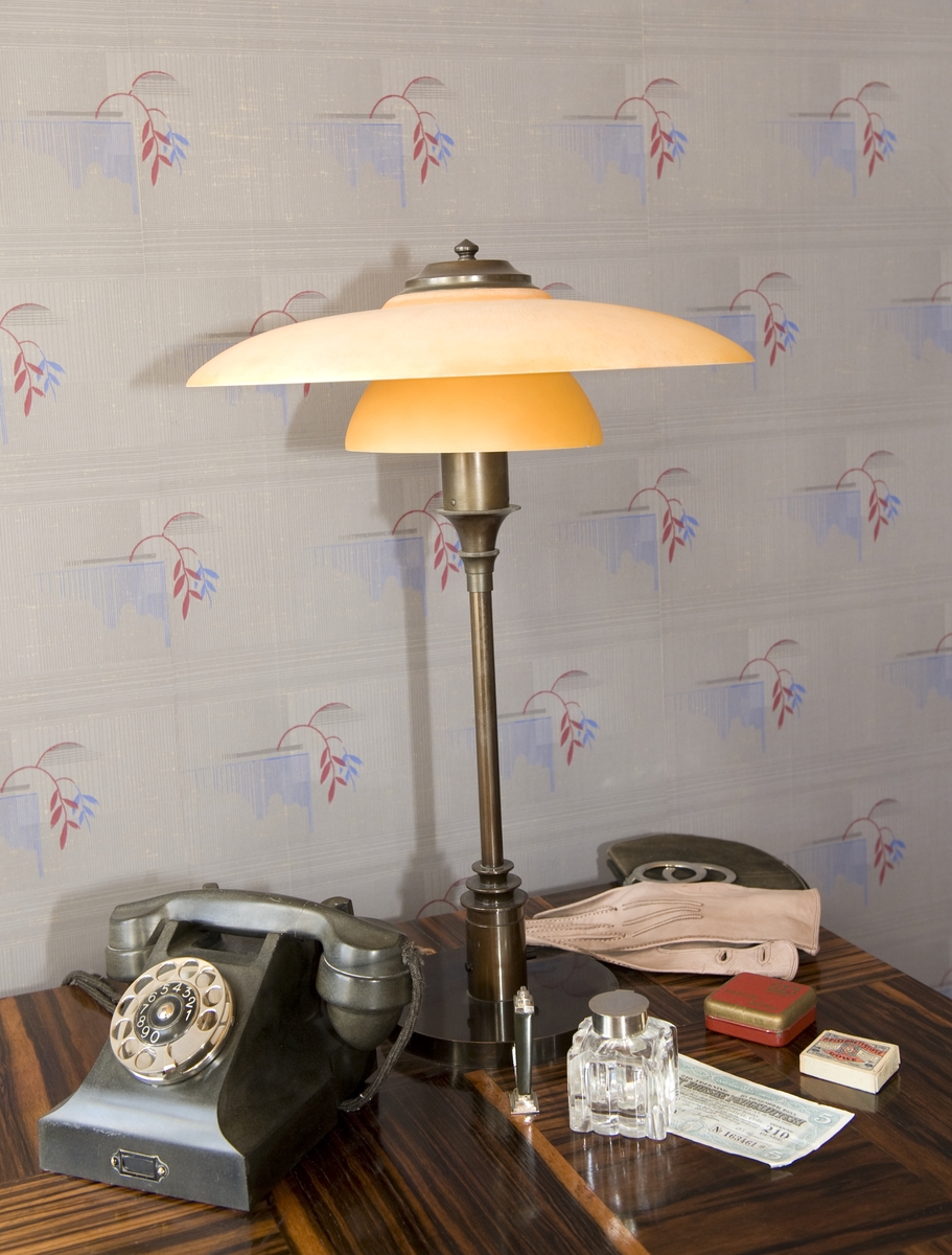 Bordlampe på skrivebordet i stuen i "Slik vil vi bo - 1935". Utstilling i OBOS-gården, Wessels gate 15. Norsk Folkemuseum, Oslo.