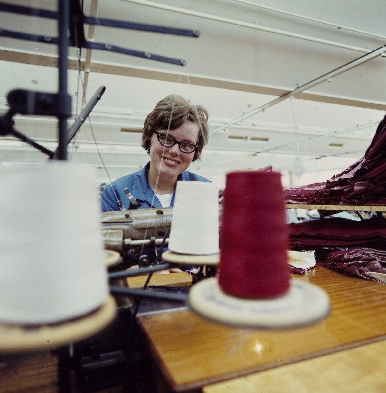 En syerske syer sammen bukser på 6-trådsmaskin i konfeksjonsfabrikken til Jonas Øglænd Sandnes.