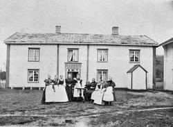 Kvinner foran bolighus