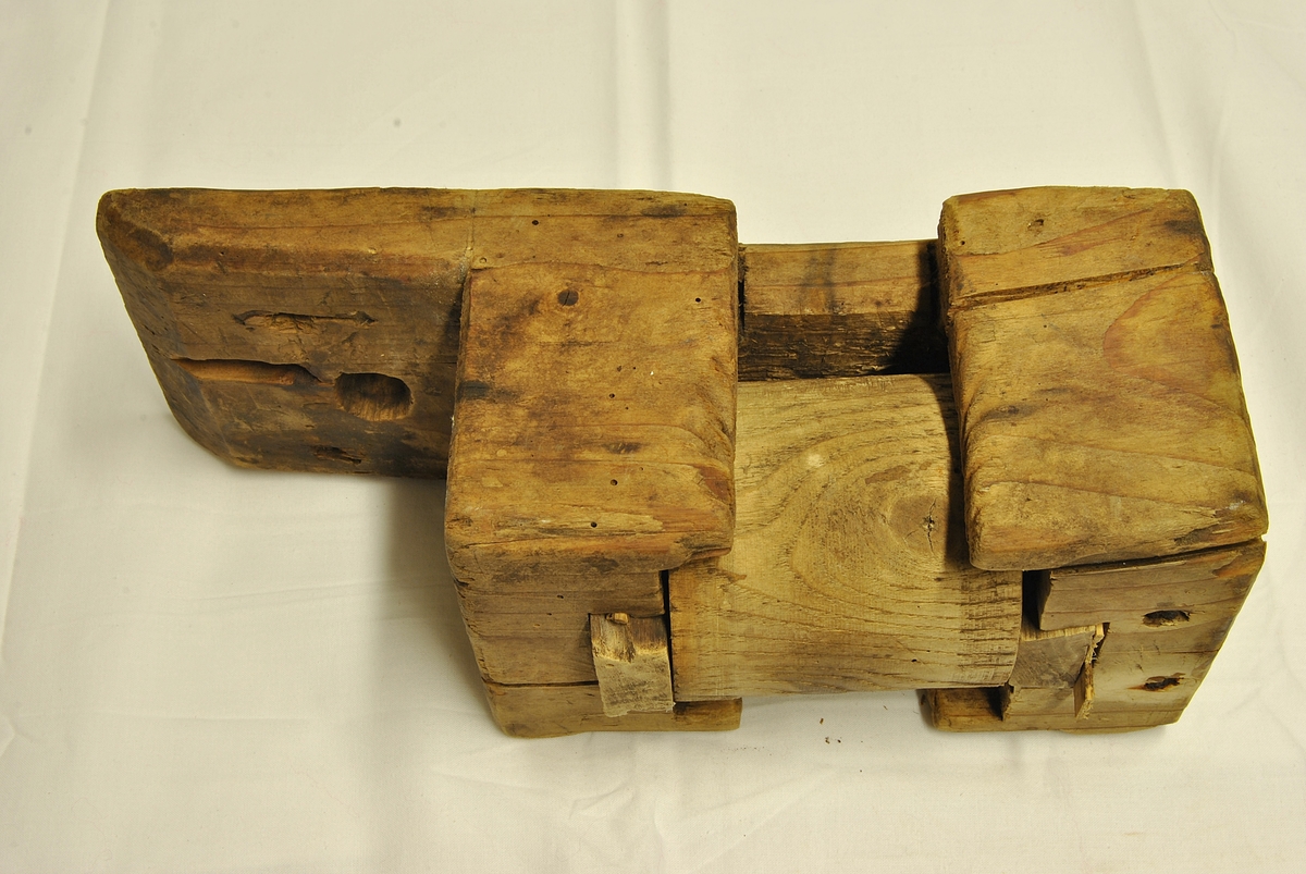 Form: tilnærma rektangulær, og en sylindrisk del