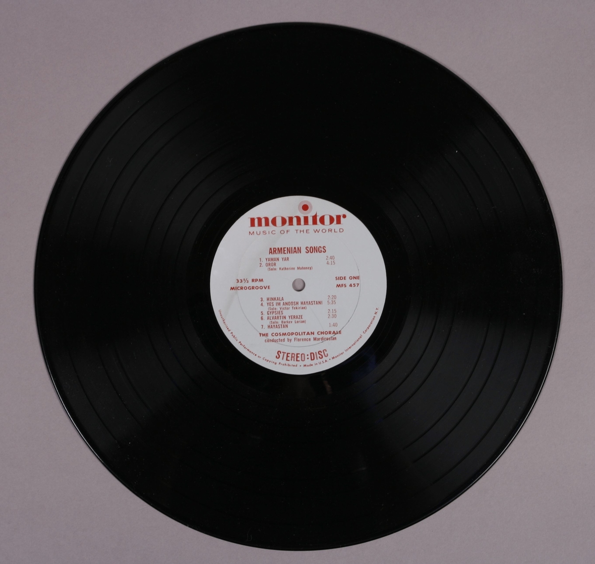 Grammofonplate i svart vinyl. Platen ligger i en plastlomme som har to merkelapper merket "LSC-2810 R.C.A. x" og "519", samt en prislapp merket "street price $3.49" (se bilde).