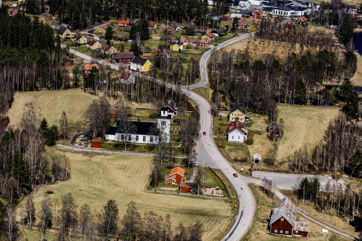 Flygfoto över Bellö i Eksjö kommun med kyrkan i förgrunden.