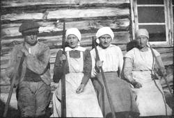 Slåttfolk slapper av i solveggen