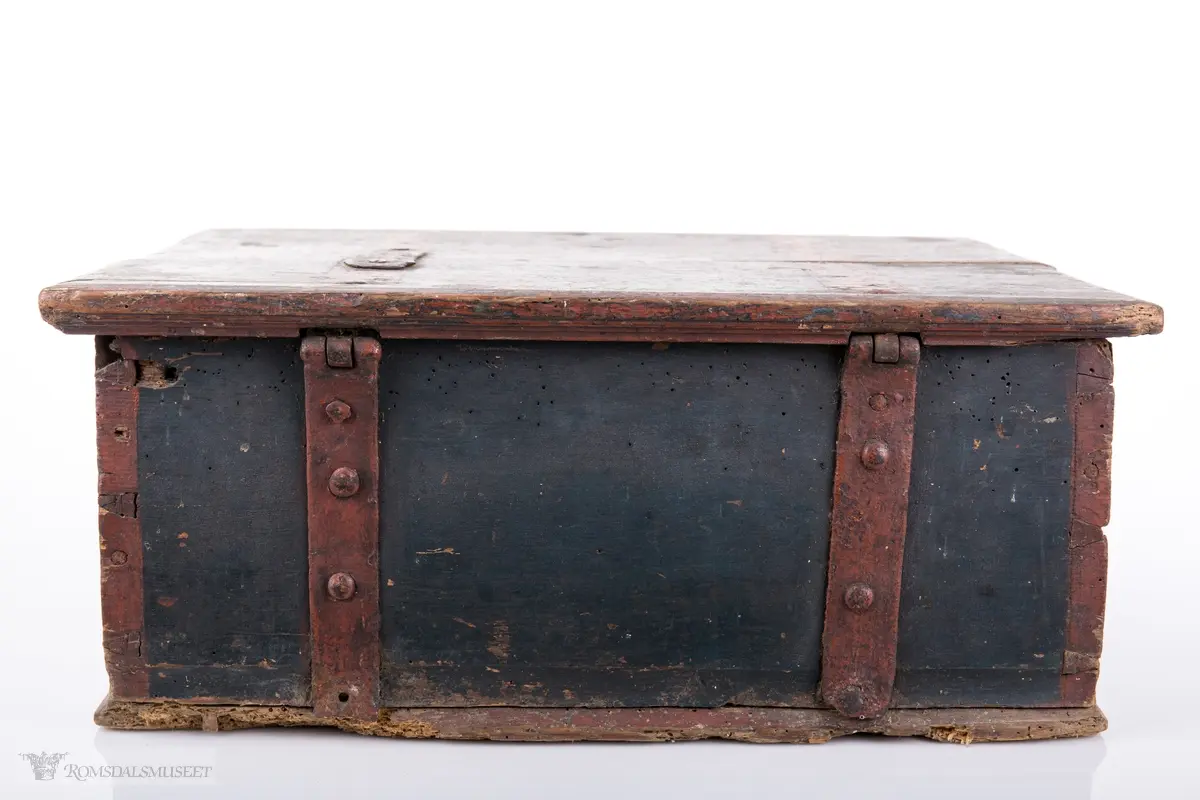 Rødmalte linjer og border på mørk bakgrunn.