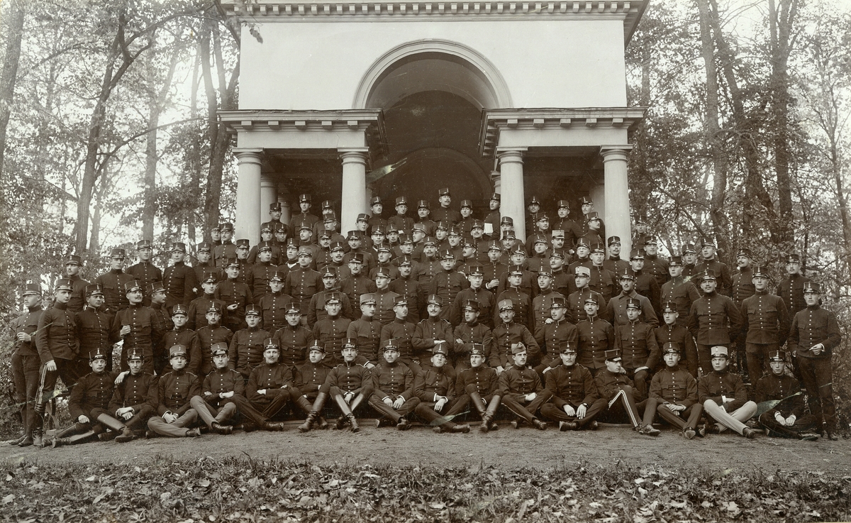 Grupporträtt av utexaminerade kadetter från krigsskolan 1904.