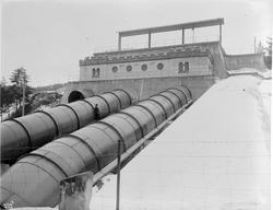 Mann med hatt og stokk fungerer som illustrasjon på dimensjo