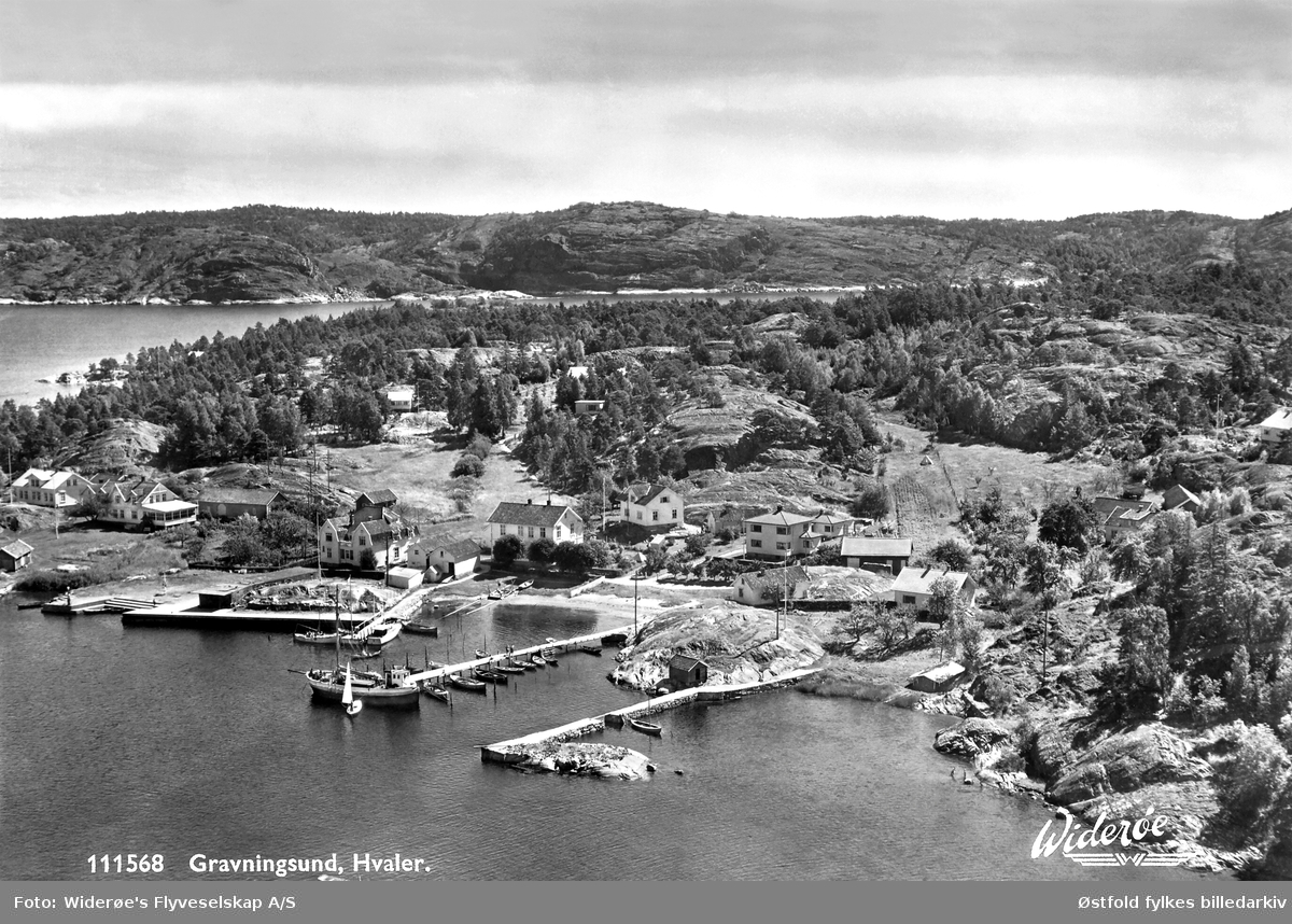 Gravningsund Sommerpensjonat.
Gravningssund, på Hvaler,  flyfoto august 1957.