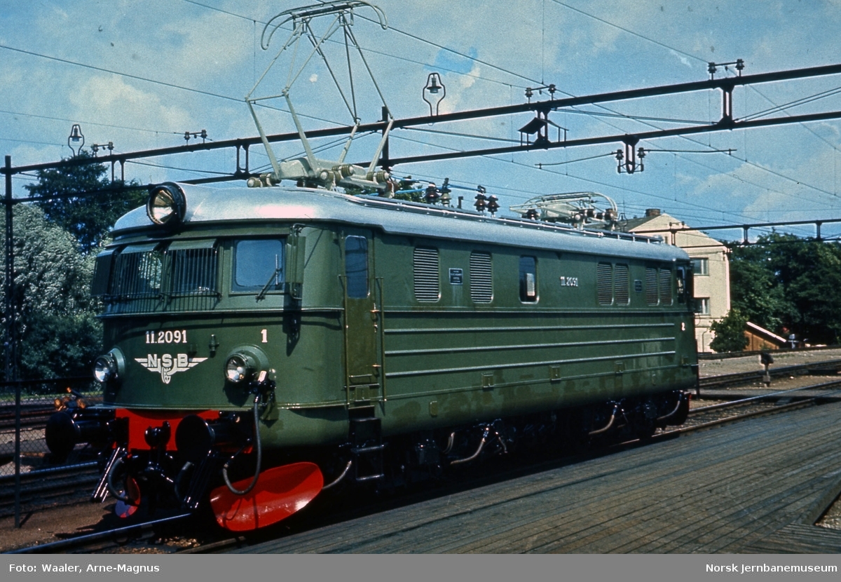 Elektrisk lokomotiv El 11 2091 på Lillestrøm stasjon