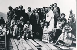 Folkegruppe fotografert på kvinnekaia på Lekangsund i Tranøy