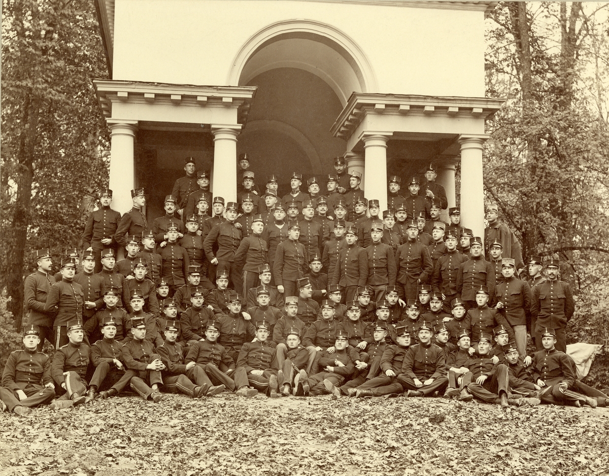Grupporträtt av utexaminerade elever från krigsskolan 1896.