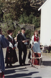 Postskyssen. Vikedal. Gudmund Buøen leser budskapet.