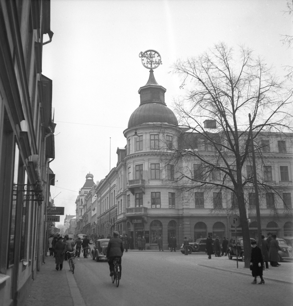 Storgatans sträckning västerut. I gatans korsning med Sankt Larsgatan framträder Östgötlands Enskilda Bank.