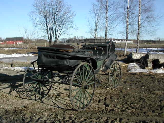 4-hjuls vogn med kalesje for én hest til persontransport. Fast kuskebukk og to likeverdige passasjerseter. Fast kalesje. To lave dører.