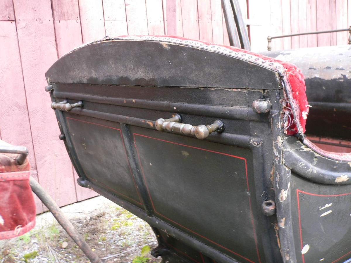 Slede for én hest til persontransport. Ett hovedsete  med svungen/utkraget fasong for to personer. Hundsvott (sete) bak.