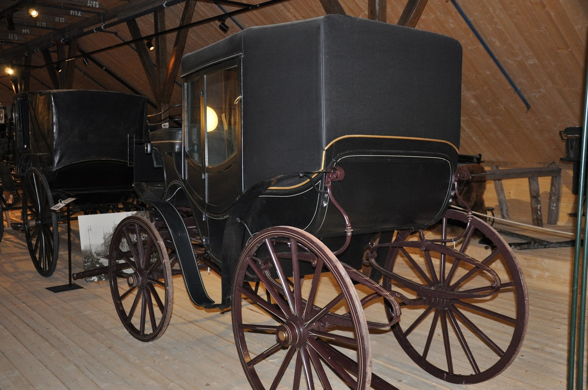 4-hjuls hestevogn av innelukket type. Betegnet som en wienervogn. Overdelen av det innelukkede rommet har vært mulig å ta av i penvær.