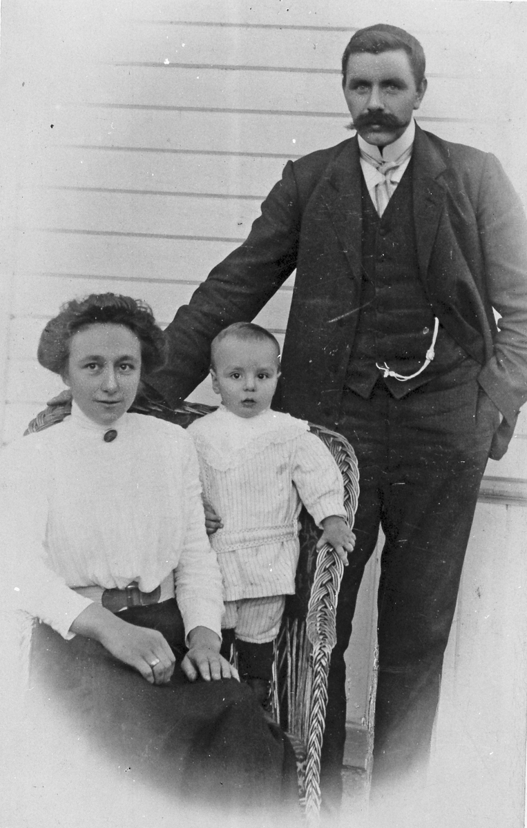 Portrett av familie - Ragnhild Sveen med familie
