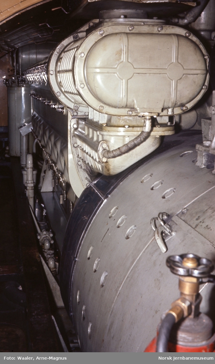 Maskinrommet med hovedgenerator og togvarmeaggregat i diesellokomotiv Di 3 623